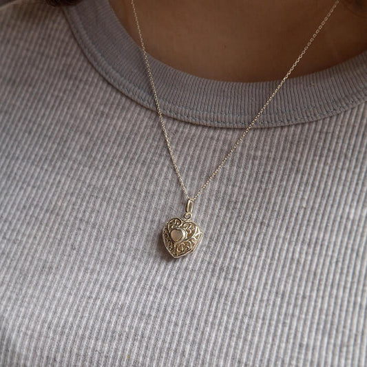 model waering silver loccket